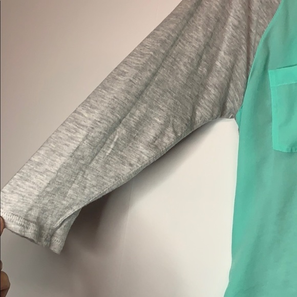 Express Y-neck and 3/4 sleeve top size medium - Picture 3 of 7